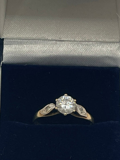 9ct Gold Ring With Clear Stones - Q