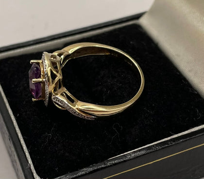 9CT gold ring with purple stone (N)