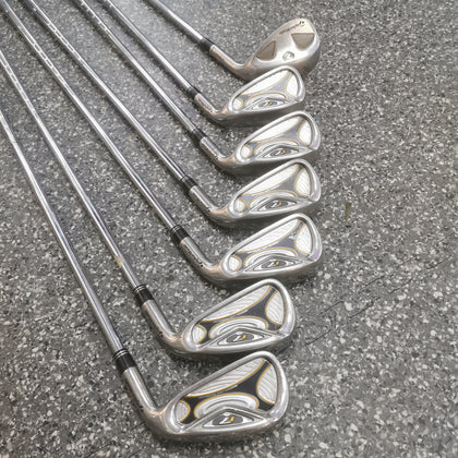 TaylorMade R7 #4-9 Iron Set, 58 Degree Taylormade Wedge & Taylormade Golf Bag **COLLECTION ONLY**