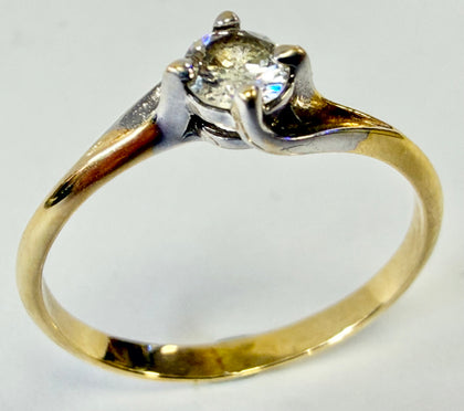 18ct yellow gold solitaire and diamond ring size O 1/2