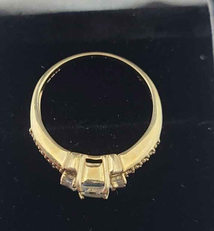 9CT - Yellow Gold Ring With Clear Stones - 2.29g - Size L.