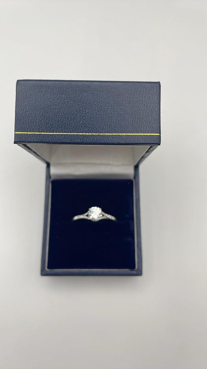 9ct white gold ring - Size S