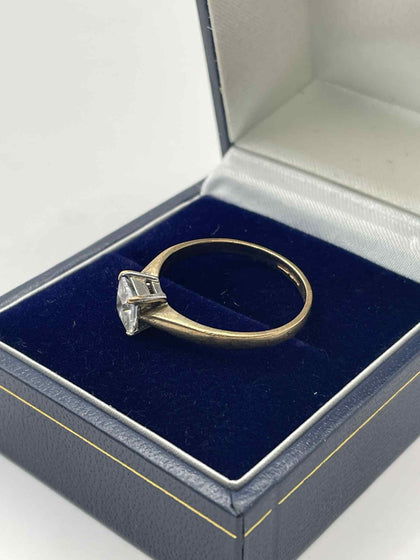 9ct Gold ring With Clear Stone
