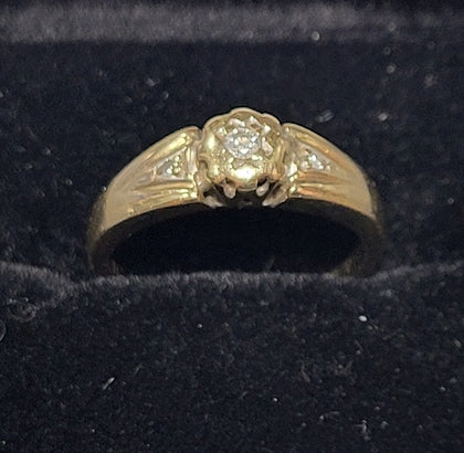 9CT -  Yellow Gold Ring With DIA 0.10k Stone - 2.2G - Size M