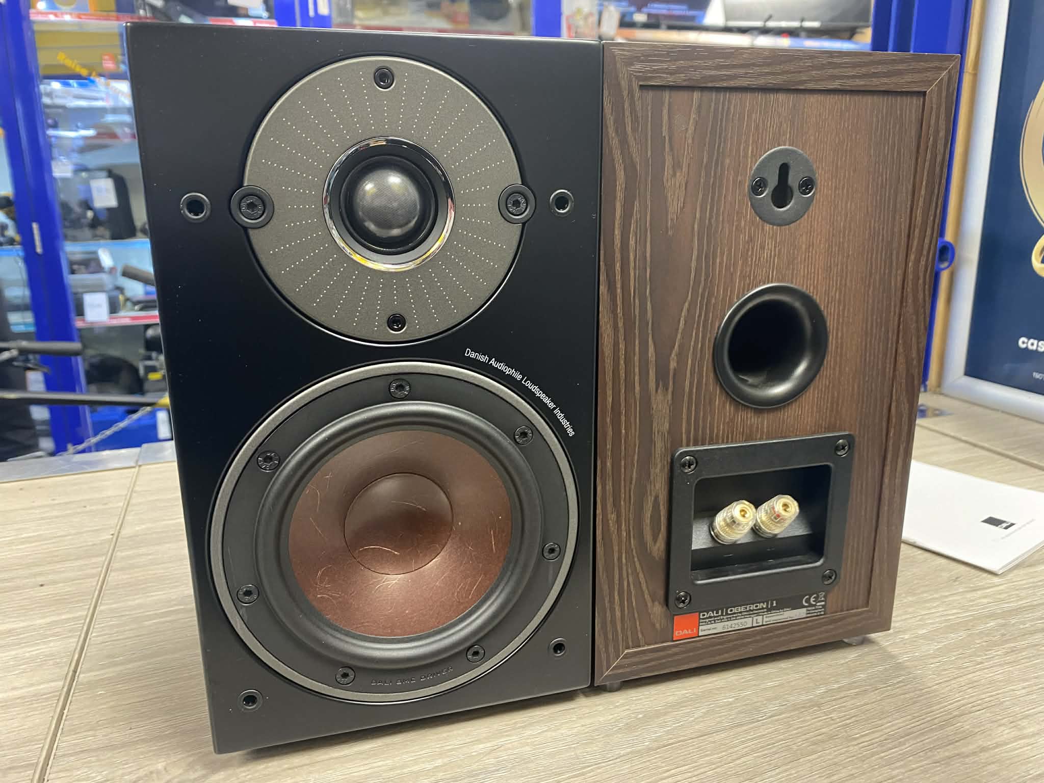 DALI OBERON1 ダークウォルナット Dali Oberon 1 | Compact Bookshelf Speakers | Weybridge Audio