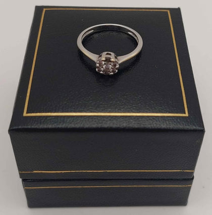 750 18ct White Gold ring with clear stones 2.14g size L Boxed