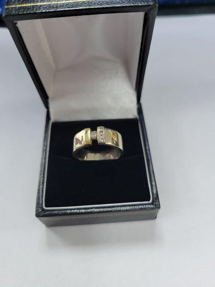 18CT Yellow Gold Diamond Ring - Size N - 8.43 Grams.