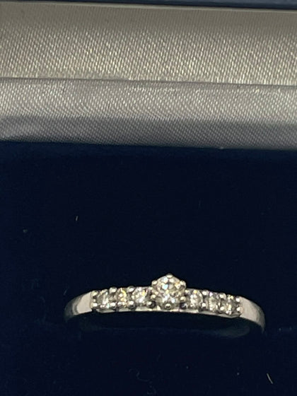 9ct White gold Ring With Clear Stones - Q