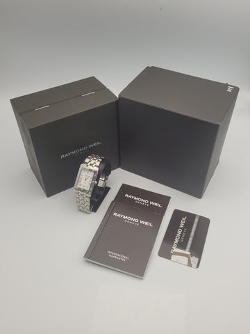 Raymond weil  collection tango Mens quartz stainless Steel sapphire glass watch with full bracelet, box and papers
