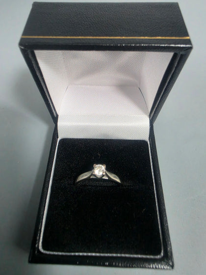 18CT White Gold Ring 3G HM 750 Size P