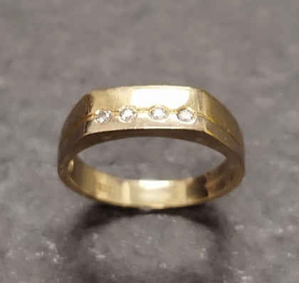 14ct Yellow Gold Gents Ring Set with 4 Clear Stones - Size R