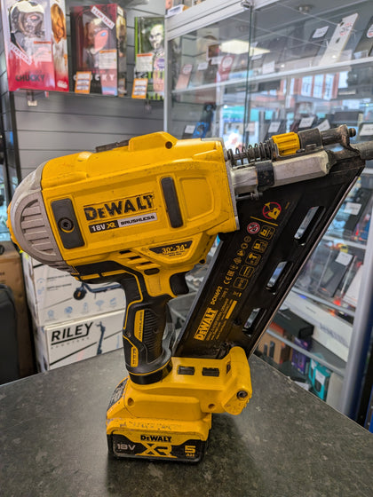 DeWalt 18v DCN692 Cordless Nail Gun - 5.0ah Battery