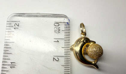 18CT GOLD DOLPHIN PENDANT 2.5CM