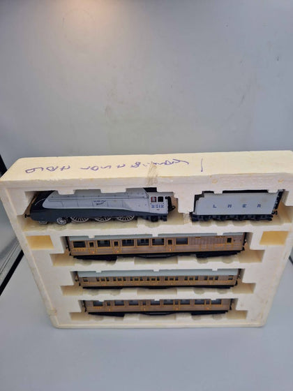 OO Hornby R2373M Silver Fox Train Pack - LNER 2512 A4 Loco + 3x Coaches Ltd Ed