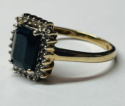 9CT YELLOW GOLD RING WITH BLACK STONE SIZE M 1/2