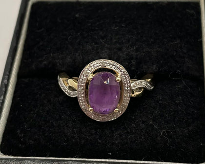 9CT gold ring with purple stone (N)