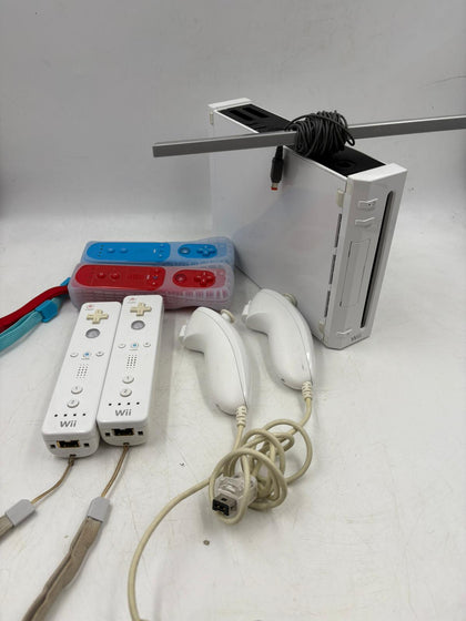 Nintendo Wii Console - 4 Controllers - 2 Nunchucks