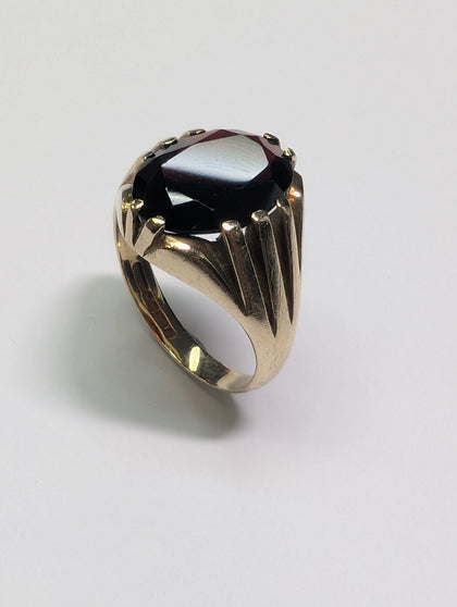 9CT GOLD RING WITH LARGE DARK RED STONE