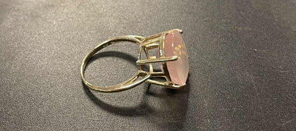 9CT Gold ring with pink stone