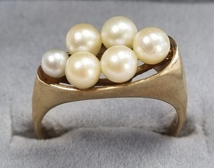 9CT GOLD RING SET WITH PEARL FINISH.