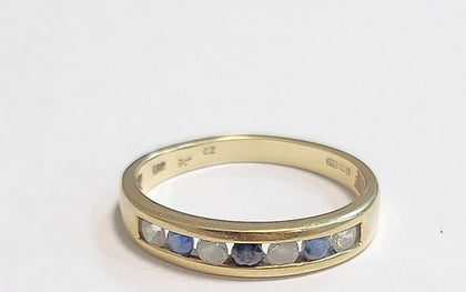 9CT - Yellow Gold Band Ring With Black And White Cubic zirconia Stones - 1.64g - size K - Hallmarked