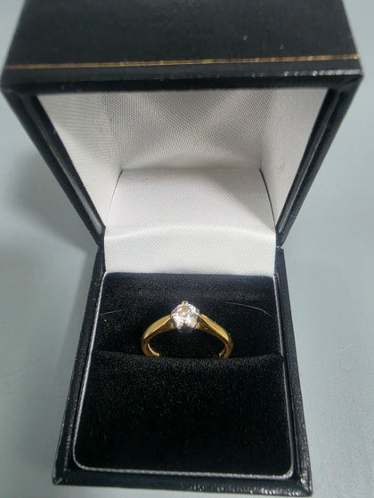 18CT Gold Ring 3.1G HM 750 Size L With Stone