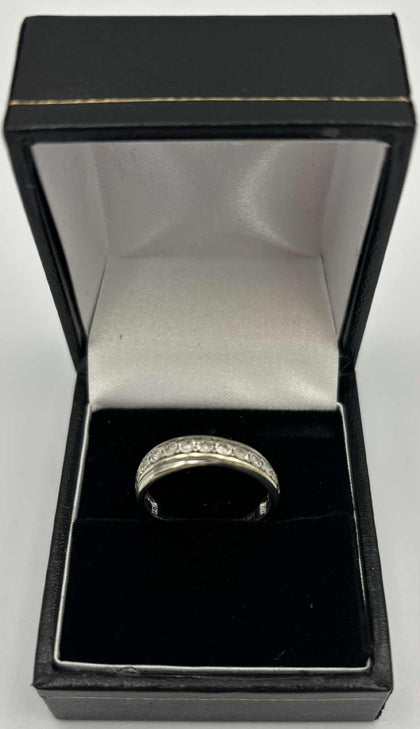 9ct 375 white gold with stones 2.3g size M