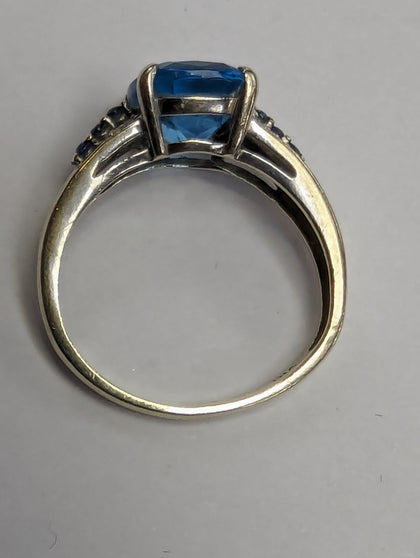 9CT WHITE GOLD RING WITH LARGE BLUE TOPAZ STONE PRESTON STORE.