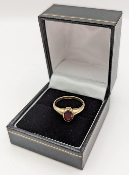 375 9CT HALLMARKED, YELLOW GOLD, RING WITH RED STRONE EMBEDDED, 2.1G, SIZE6.5/N