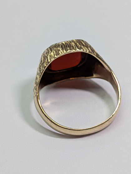 9CT Gold Ring With Red Stone - Size Q