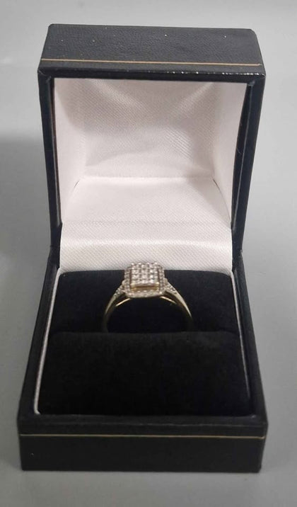 9CT Gold Ring With Stones And square Top 2.5G
