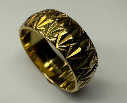 18CT GOLD RING WITH PRETTY PATTERN SIZE O
