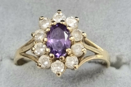 9ct gold ring with clear & purple stone.