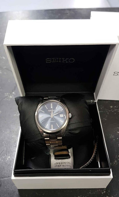 Seiko 6n52-00b0 Titanium Men's Quartz Watch With Silver Dial.