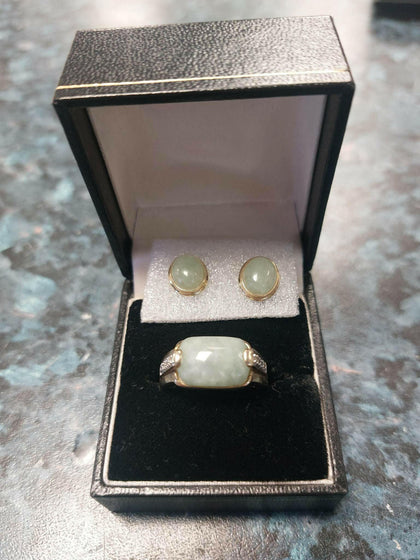 9ct jade & diamond ring & jade stud earring set.