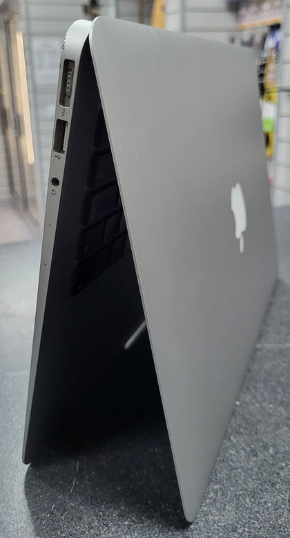 MacBook Air 6,2 -  i5-4260U -  8GB Ram - 128GB SSD.