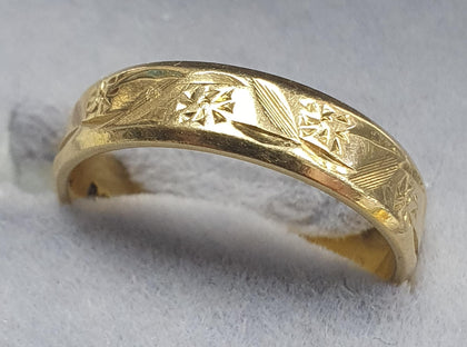 18ct Gold Patterned Ring / Band LEYLAND STORE.