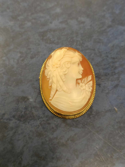 9CT Gold Cameo pin badge 10.5g.