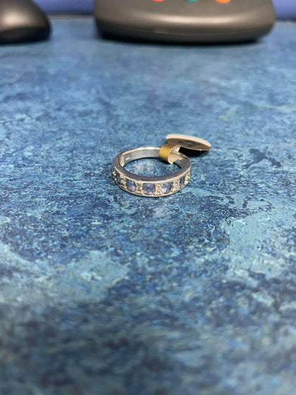 silver ring (P).