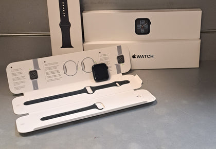 Apple Watch SE (2022) GPS 44mm Midnight Aluminium Case With Midnight Sport Band.
