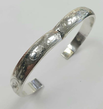 ORNATE SILVER BANGLE.