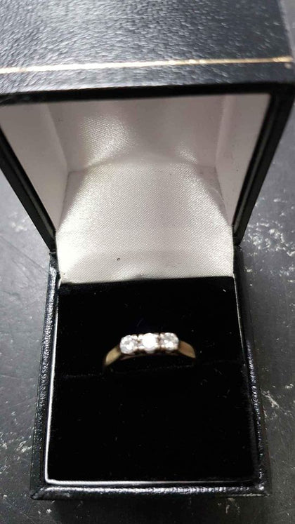 18ct gold ring weight3.33, diamond stone 0.3cT.