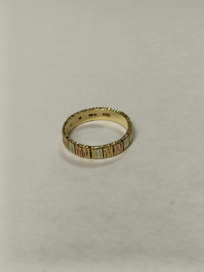 9ct gold ring 2.8g.