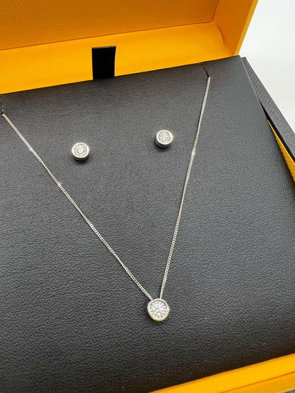 Ladies Diamond 9ct White Gold Illusion Jewellery Set.