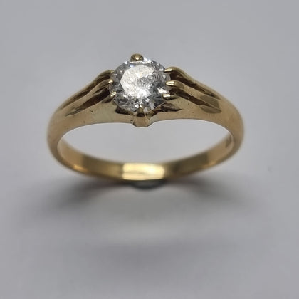 18ct Gold Gem Set SIngle Stone Ring Valued at £1100 Size Q.