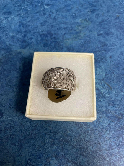 Silver ring (O).