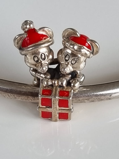 Pandora Disney Mickey Mouse And Minnie Mouse Present Charm 799194C01.