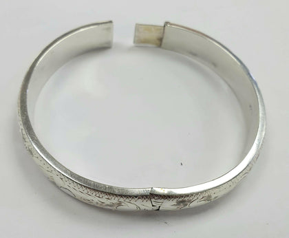 ORNATE SILVER BANGLE.