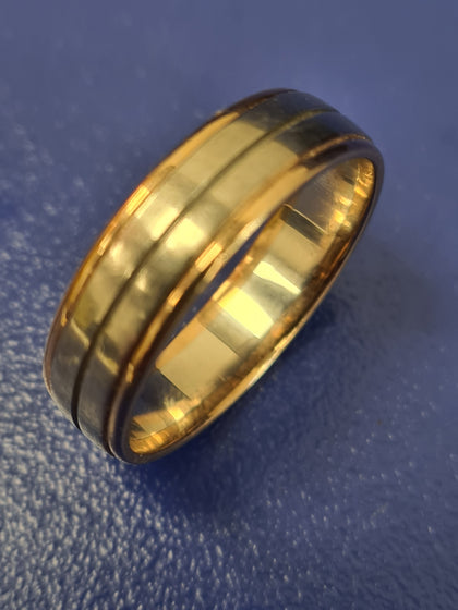 9ct GOLD WEDDING BAND 2 TONE SIZE W 5.GRAM LEIGH STORE.