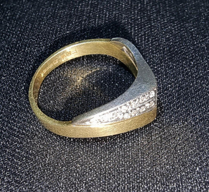 18ct Diamond Ring. F&W. Size Q.